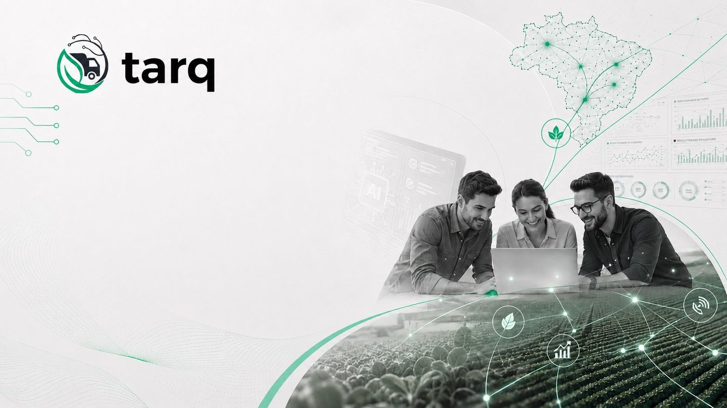 Time da TARQ em frente ao computador, com o mapa do Brasil e gráficos da operação ao fundo